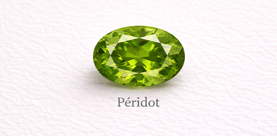 Pierre p&eacute;ridot vue de face, pierre de naissance.